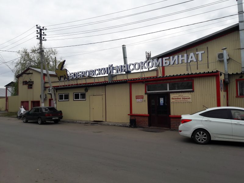За едва не оторванную лифтом голову отвечают руководители мясокомбината в Воронежской области