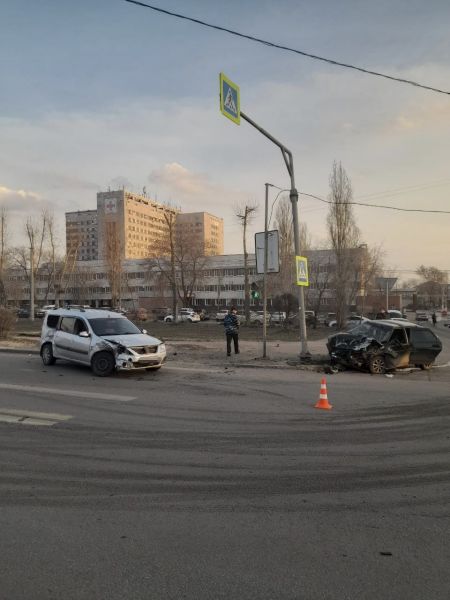 Два водителя и 11-летний мальчик пострадали в лобовом ДТП в Воронеже