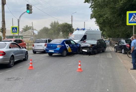 В столкновении «Рено» с такси в Воронеже пострадали две пассажирки