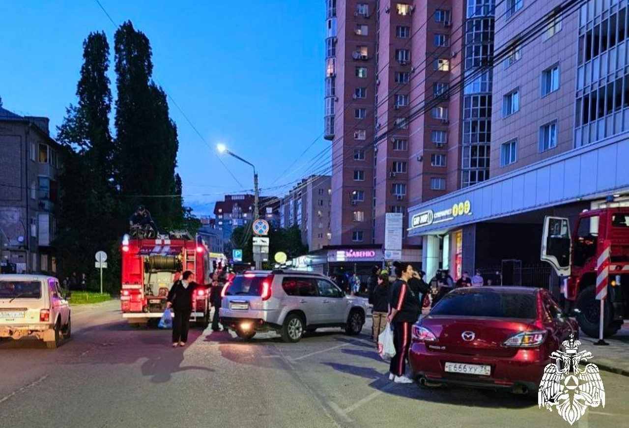 На пожаре в Воронеже эвакуировали 4 детей