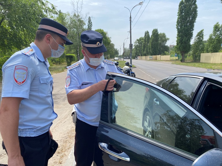 Упрямого водителя арестовали за тонировку в Воронежской области 