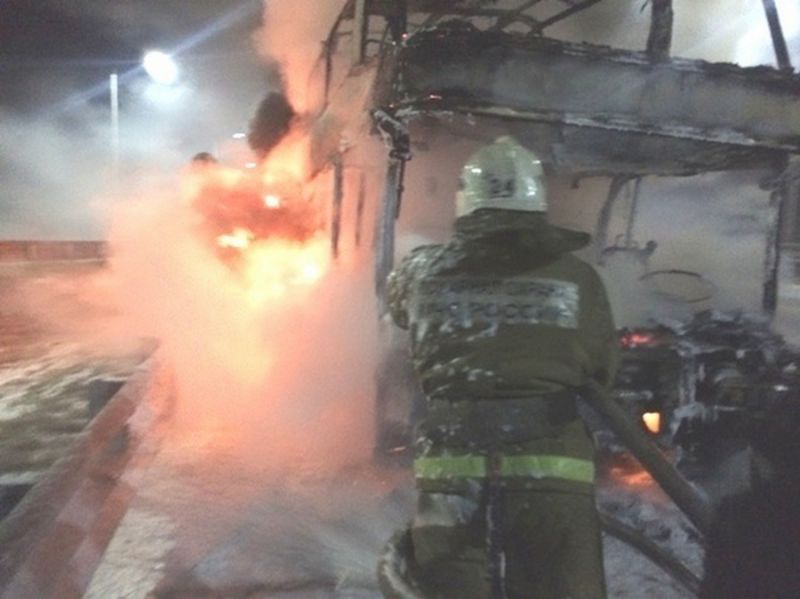 В Воронеже ночью сгорел автобус (ВИДЕО)