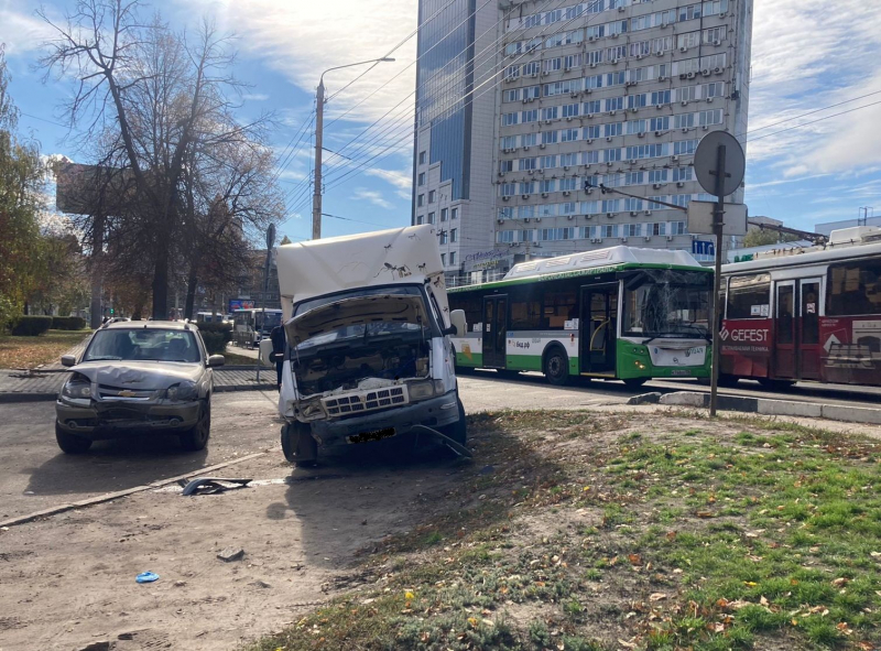 Массовое ДТП с маршрутным автобусом произошло в Воронеже