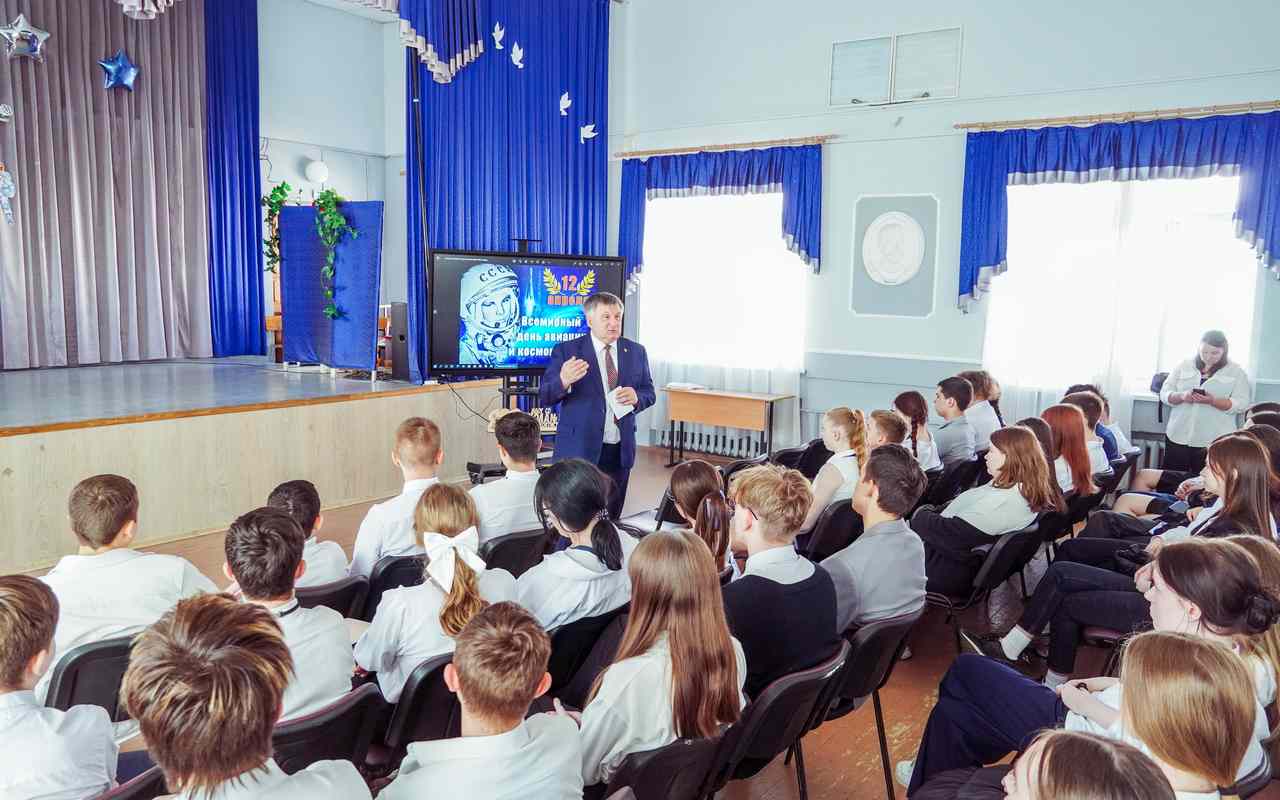 Летчик Валерий Лихачев напомнил воронежским школьникам историю покорения космоса 
