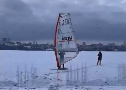 Воронежец прокатился под парусом по Воронежскому водохранилищу (ВИДЕО)