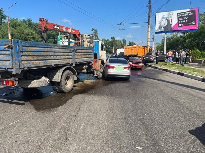 В Воронеже у Вогрэсовского моста в ДТП попали 8 восемь автомобилей