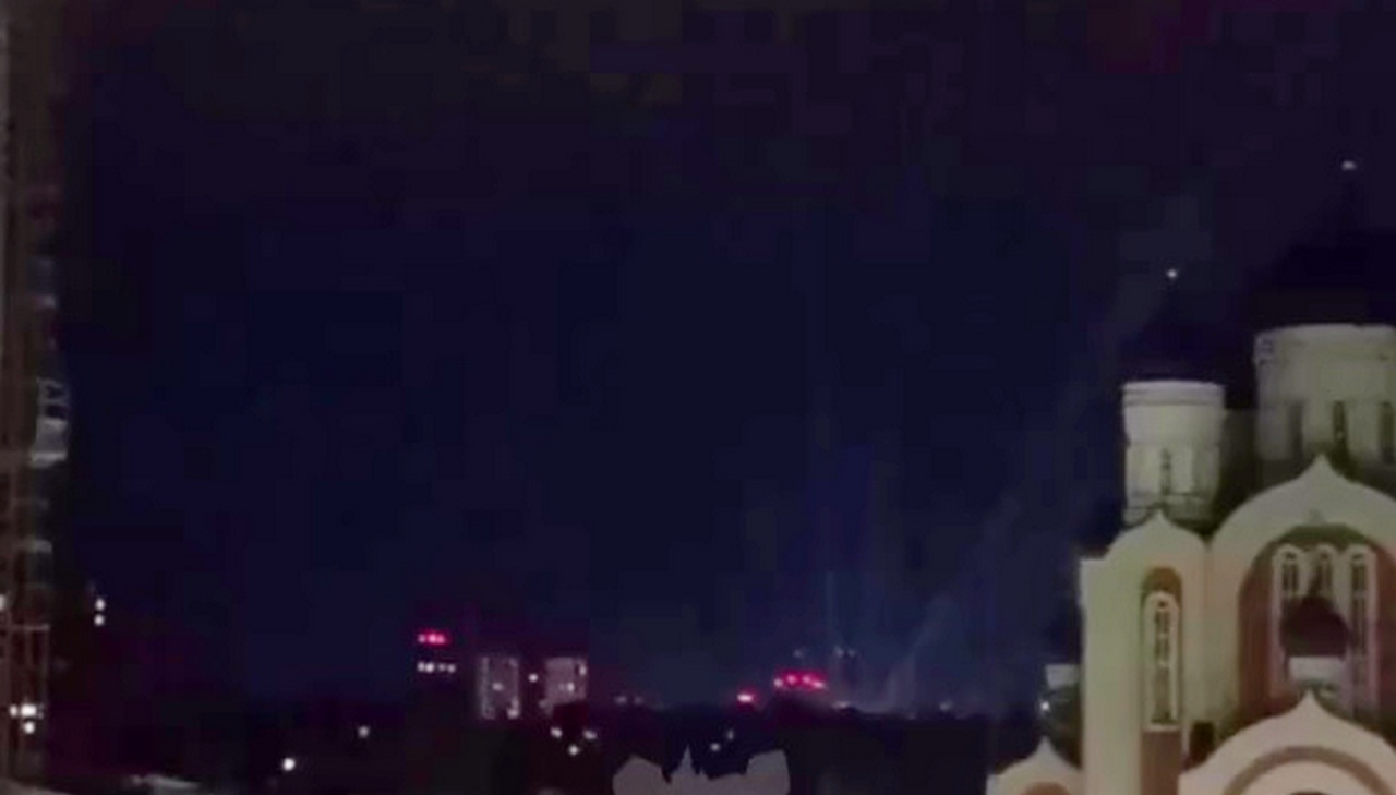 Странные световые круги в небе над городом напугали жителей Воронежа