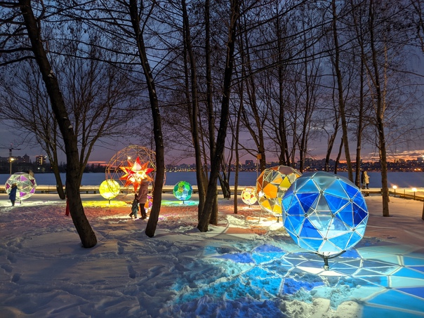 В парке «Дельфин» в Воронеже установили большие светящиеся шары