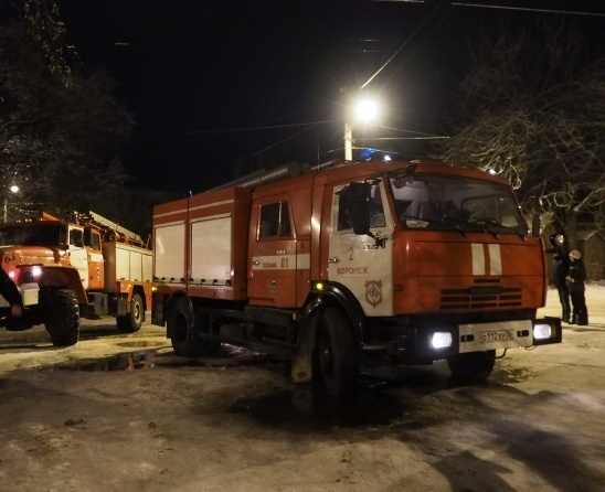 Жительницу Воронежа эвакуировали во время пожара в трёхкомнатной квартире
