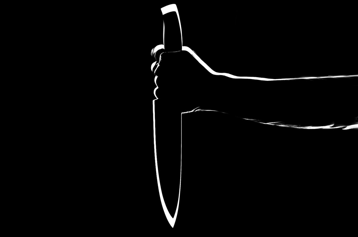 Дебошир с ножом напал на мужчину в торговом центре в Воронеже