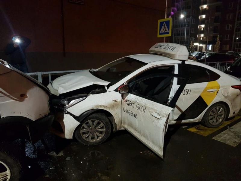 Группа молодых людей напала на таксиста за медлительность и угнала его машину в Воронеже