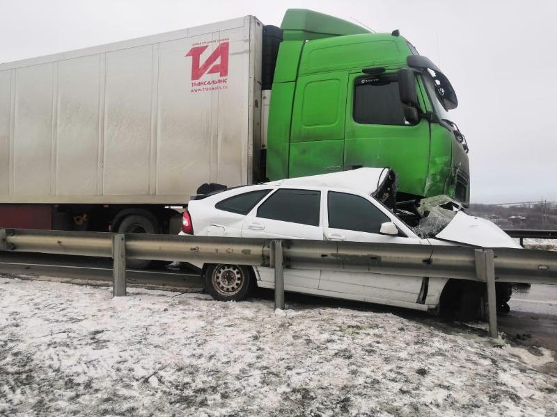 На воронежской трассе большегруз раздавил легковушку, погиб 28-летний белгородец