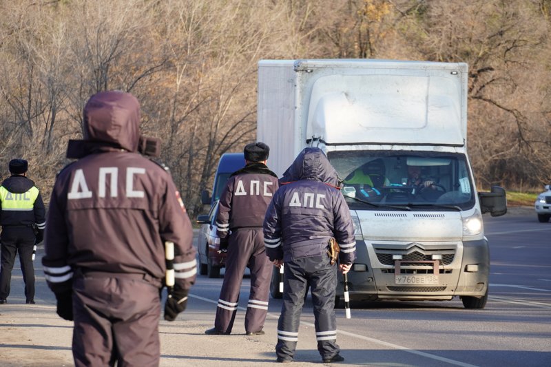15 инспекторов ДПС задержали сотрудники ФСБ в Воронежской области