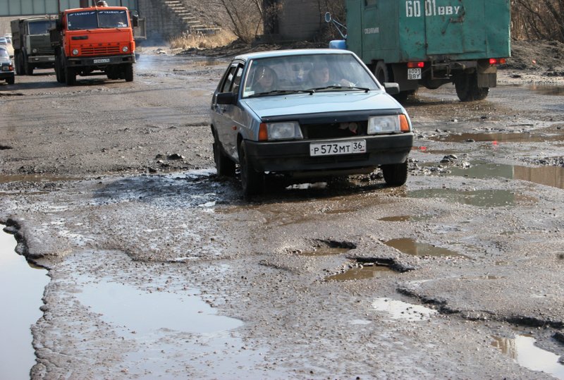 В Воронежской области прокуроры потребовали от подрядчика привести в порядок разбитые дороги