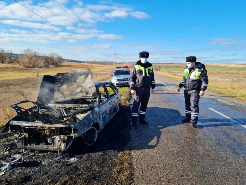 В Воронежской области автоинспекторы потушили загоревшийся автомобиль