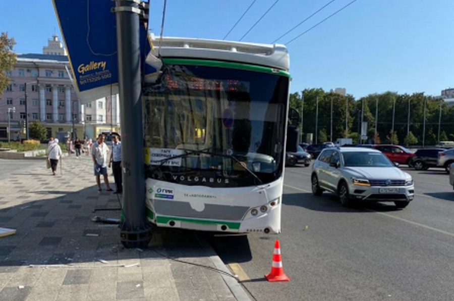 В Воронеже на площади Ленина маршрутный автобус врезался в столб