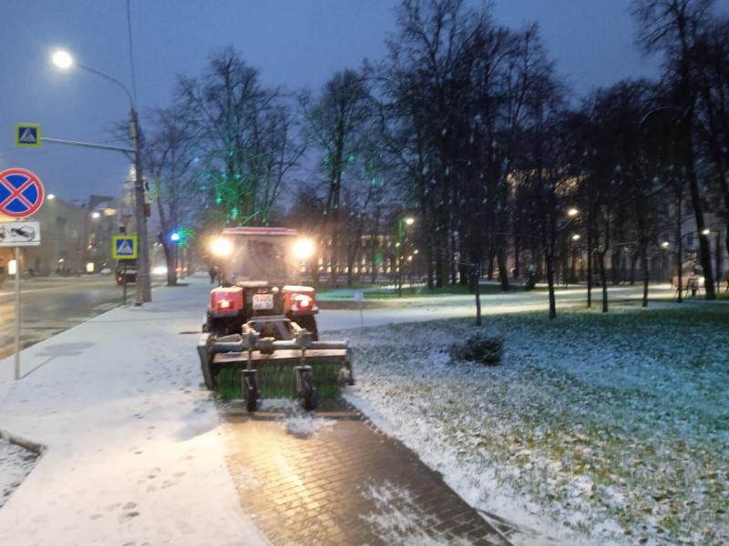 В Воронеже продолжают убирать улицы от непрекращающегося снега