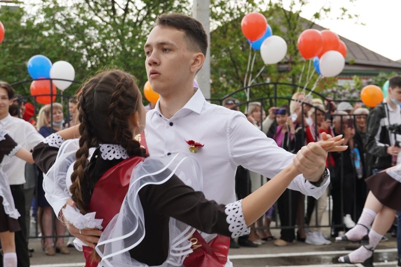 Воронежские учителя поделились фотографиями со своих школьных линеек 