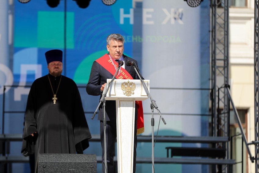 Глава Воронежа Сергей Петрин поздравил с днем рождения Почетного гражданина города Ивана Мошурова