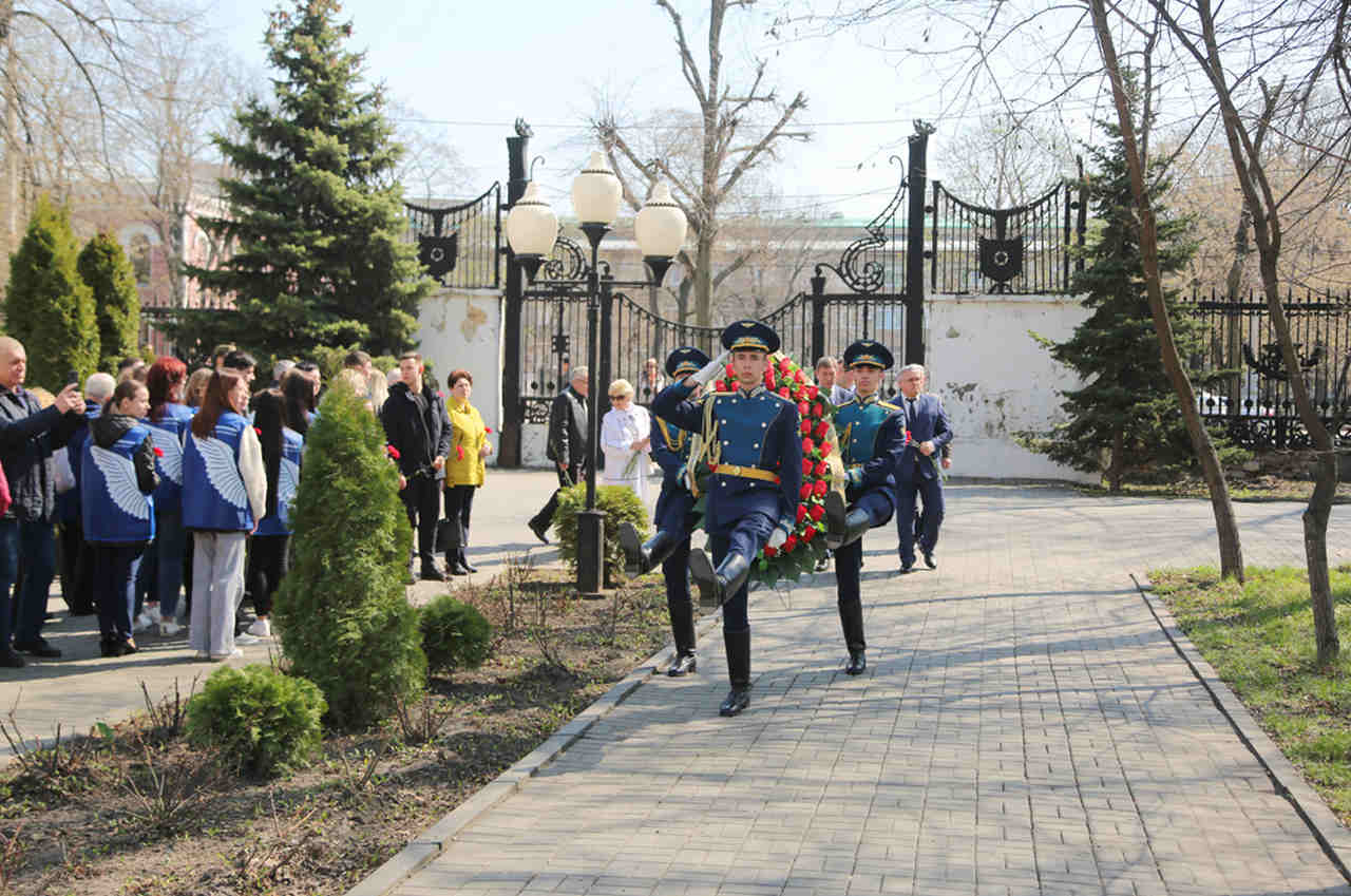 В Первомайском саду Воронежа почтили память несовершеннолетних узников фашизма