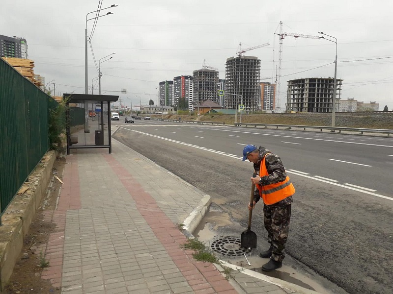 В Коминтерновском районе чистят ливнеприемники после непогоды