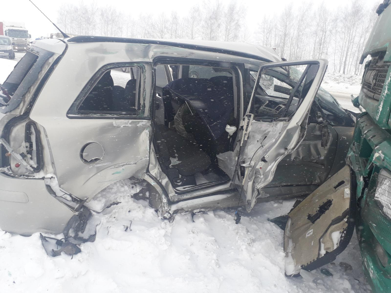 Два человека погибли и один ранен в ДТП с КамАЗом в Воронежской области