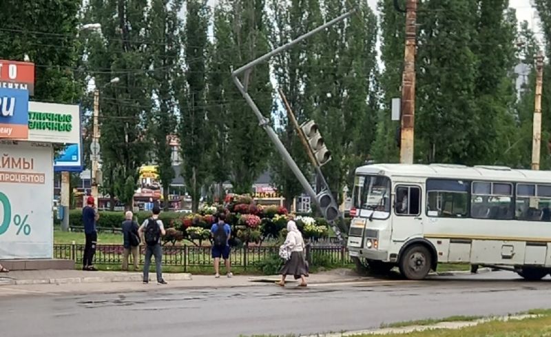 В Воронеже маршрутный автобус врезался в светофорный столб