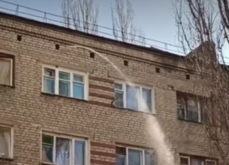 Водопад забил из стены воронежской многоэтажки и попал на видео