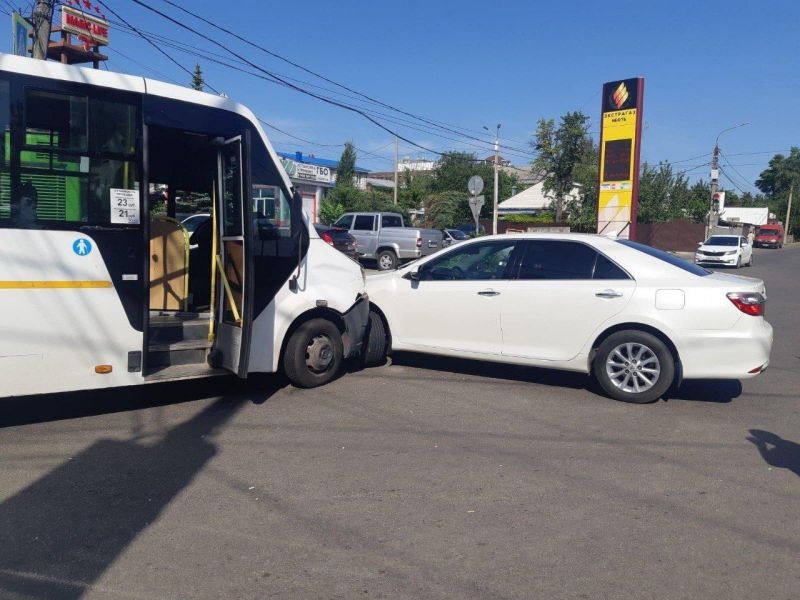 В Воронеже 2 пассажирки маршрутки № 3В пострадали в ДТП с не уступившей дорогу иномаркой