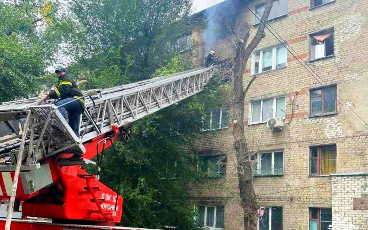 Один человек погиб на пожаре в общежитии в Воронеже на ул. Костромской