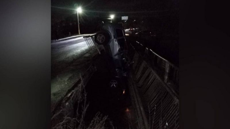 Под Воронежем пропал водитель автомобиля, вертикально провалившегося в дыру на мосту
