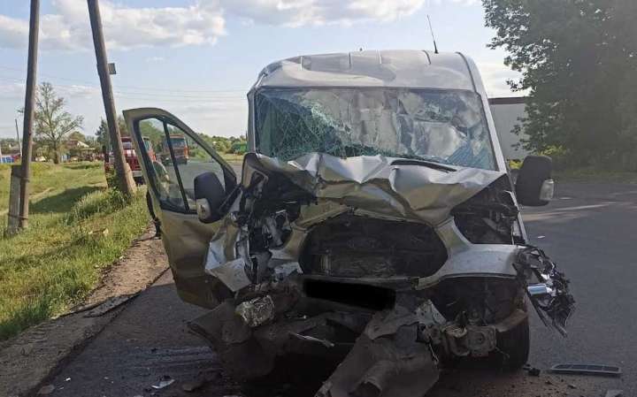 В ДТП микроавтобуса и внедорожника пострадали 3 человека в Воронежской области