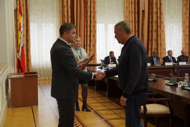 В Воронеже наградили вывозивших мирных жителей из Херсонской области водителей