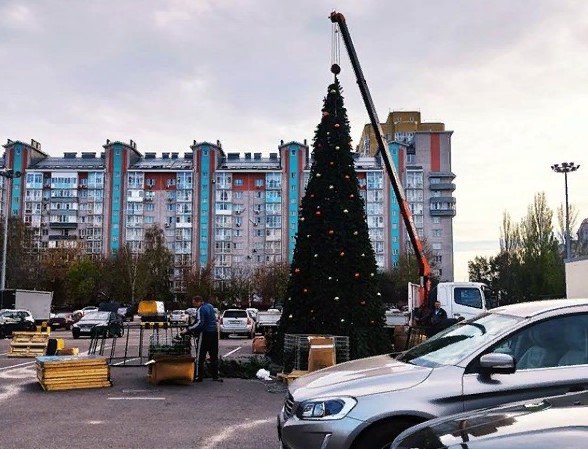 Первую новогоднюю ёлку в Воронеже установили в октябре возле гипермаркета
