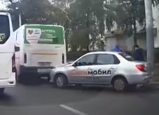 Такси в Воронеже влетело в автобус (ВИДЕО)