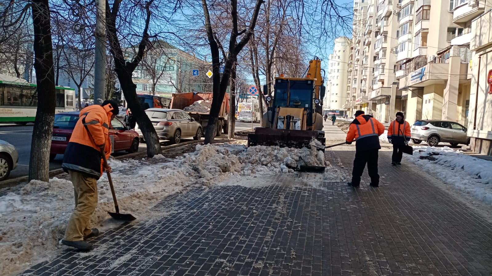 Очищают тротуары. Тротуар в городе. Очистка тротуара. Уборка наледи с тротуаров. Благоустройство в России.