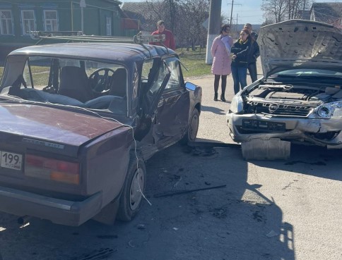 В Воронежской области женщина и 12-летний школьник пострадали в ДТП с тремя машинами