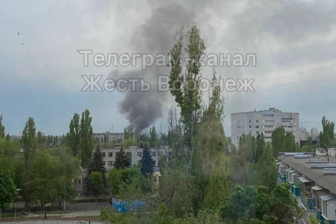 Мощный столб дыма поднялся над авторемонтной мастерской на левом берегу Воронежа