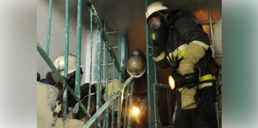 Из горящей из-за пылающего мусора квартиры эвакуировали жителя Воронежа