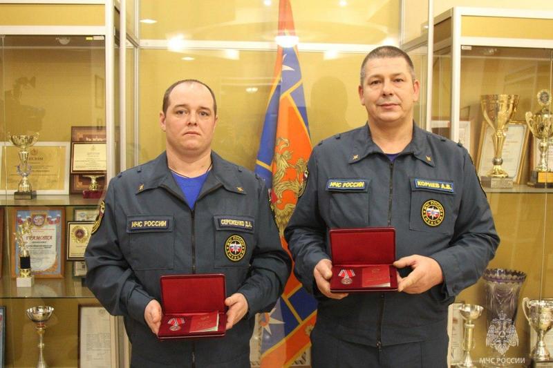 Воронежских спасателей наградили медалью за спасение троих детей и старушки