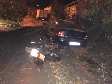 Мотоциклист налетел на бордюр, дерево и припаркованную машину в Воронеже
