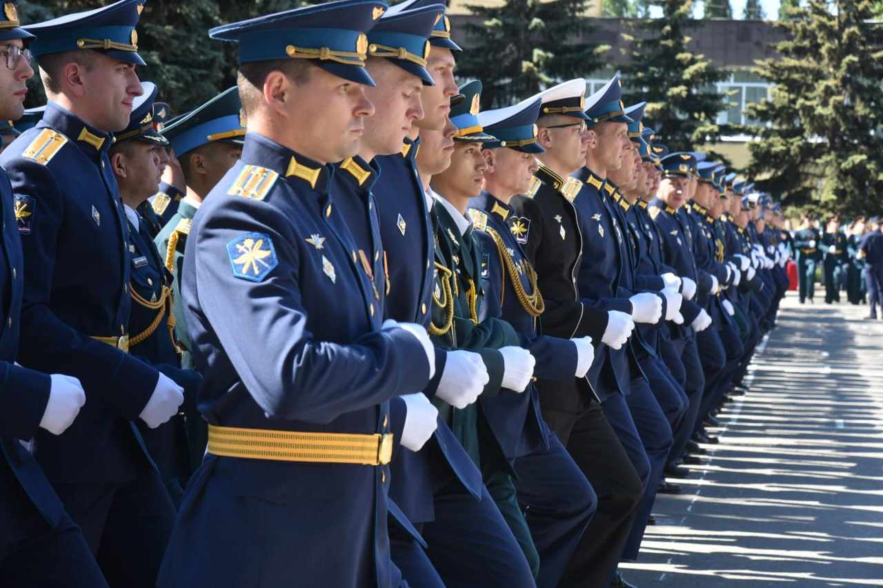 Торжественный выпуск 1,6 тысяч молодых офицеров из воронежской академии прошёл в Воронеже