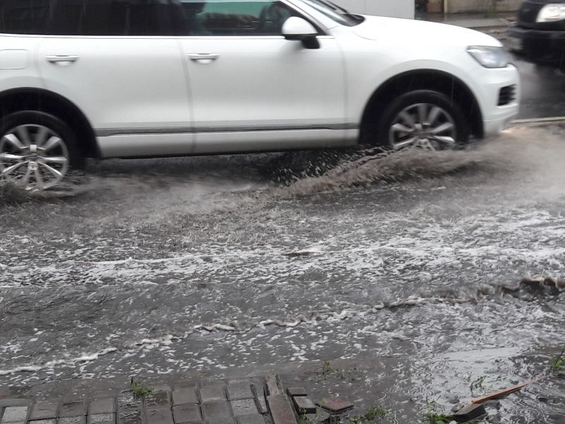 Дождь и коммунальная авария привели к массовым пробкам в Воронеже
