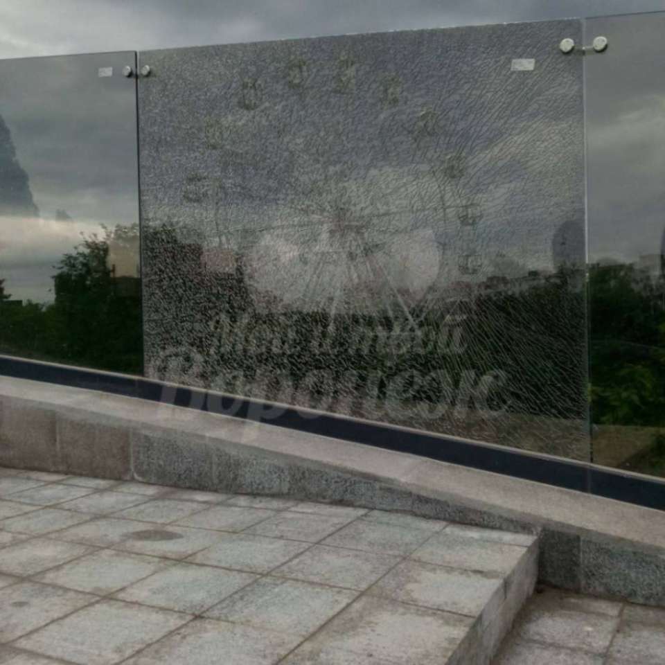 Вандалы разбили стеклянные секции в строящемся музее ВДВ в Воронеже