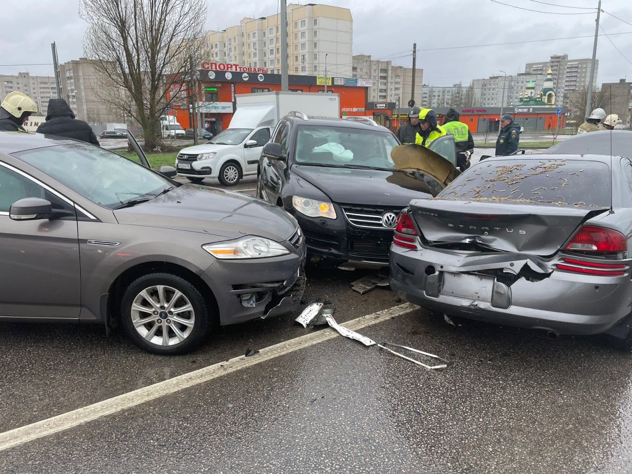В Воронеже столкнулись разом 3 автомобиля