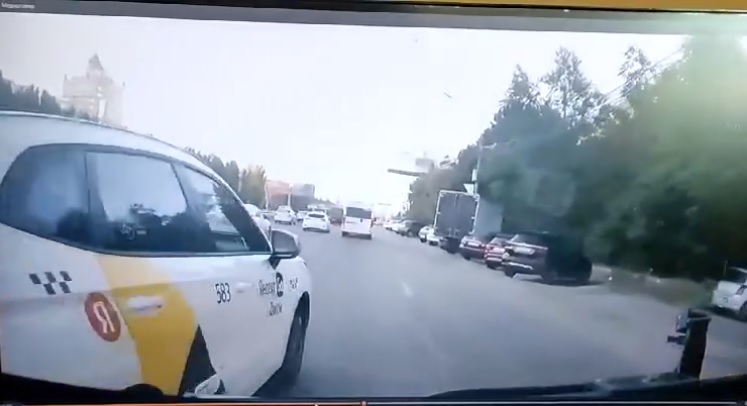 Опубликовано видео из салона воронежского автобуса, в котором после резкого торможения пострадала женщина