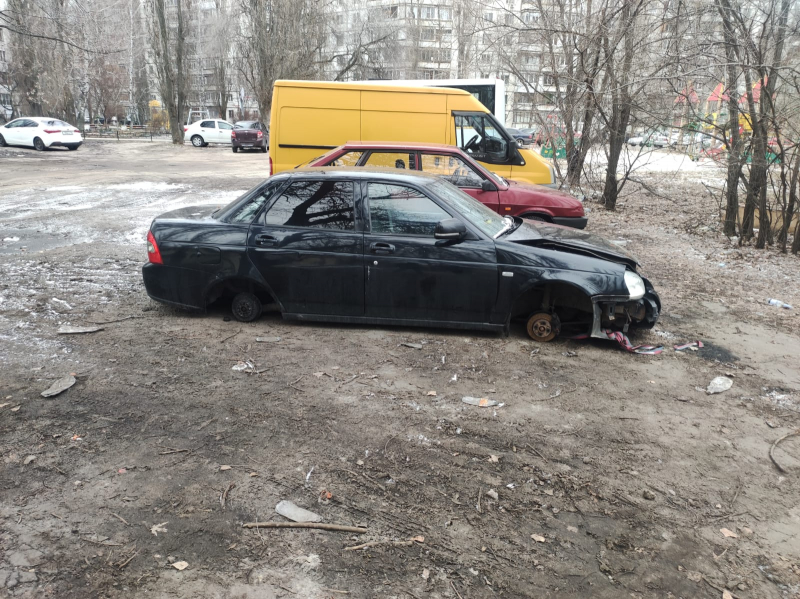 В Воронеже поймали снимавшего по ночам колёса с машин рецидивиста