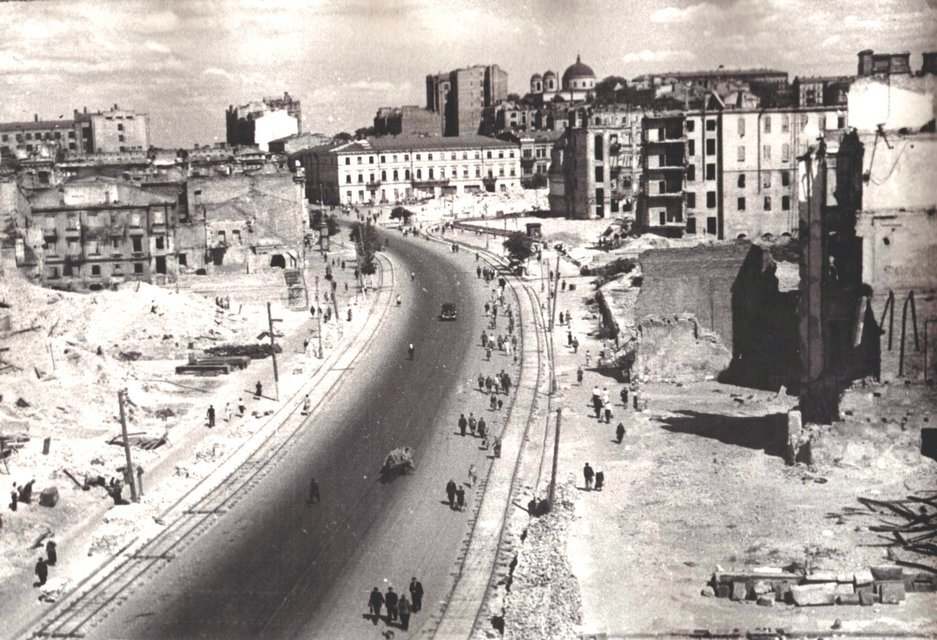Киев, Крещатик, 1945.jpg