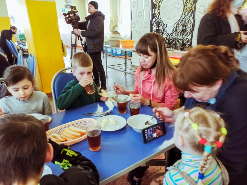 беженцы едят обедают кормят столовая еда кафе дом отдыха фото ермакова (9).jpg