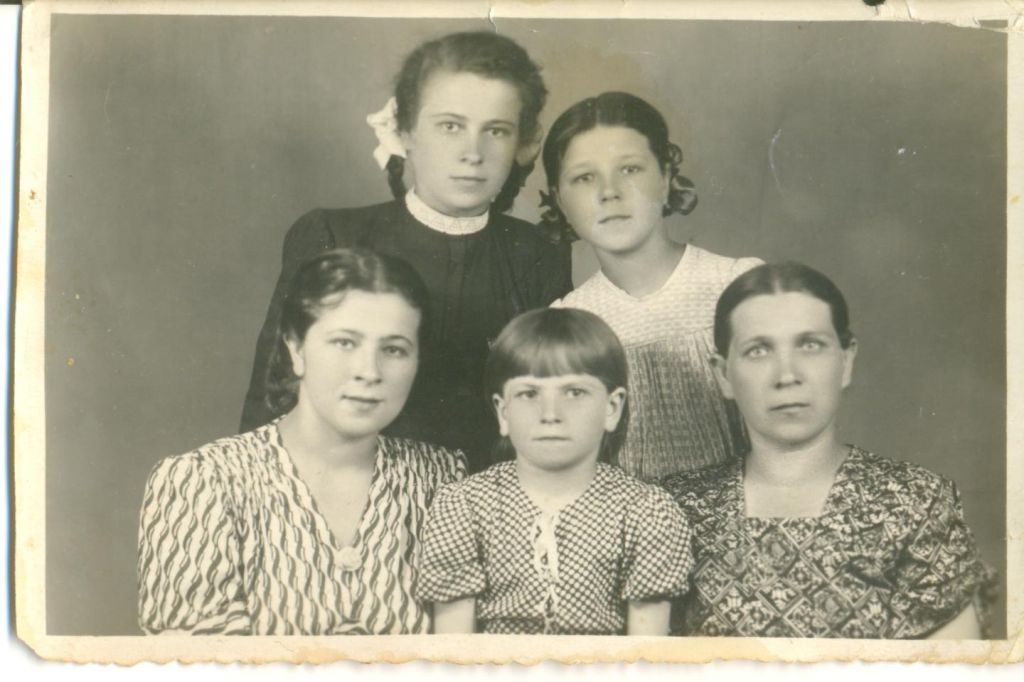 1953-й, мама и ее дочки.jpg